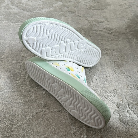 NWT Native Shoes Girls Size 2 - Picture 2 of 2